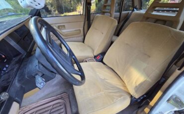 Volvo-240-1984-white-7