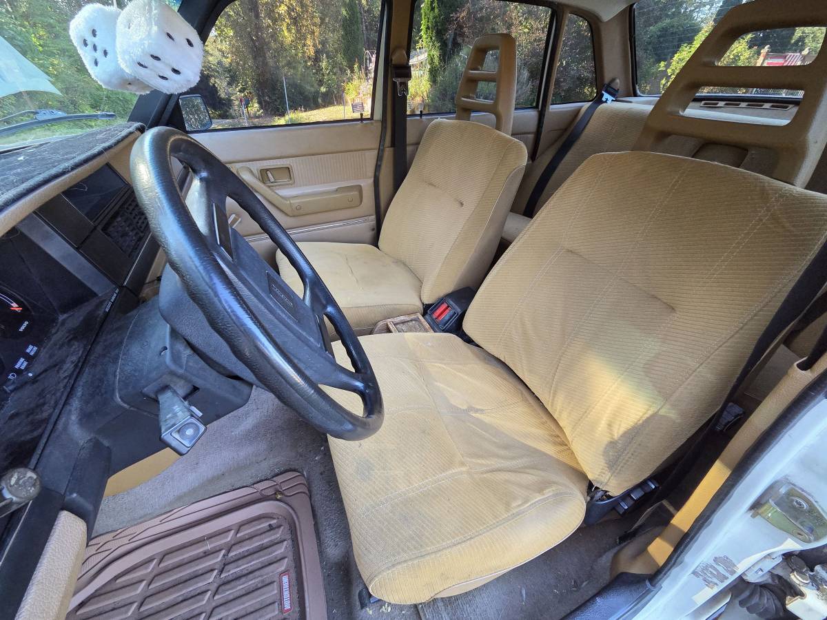 Volvo-240-1984-white-7