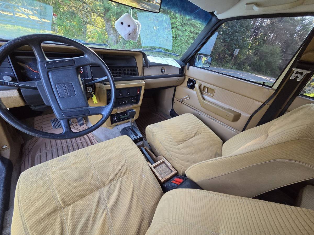Volvo-240-1984-white-8