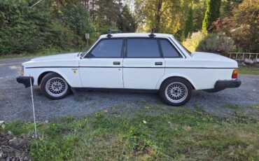 Volvo-240-1984-white-9