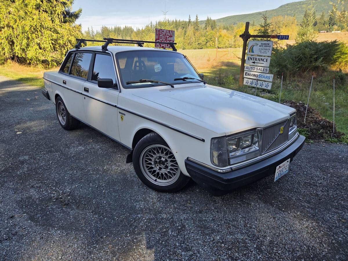 Volvo-240-1984-white