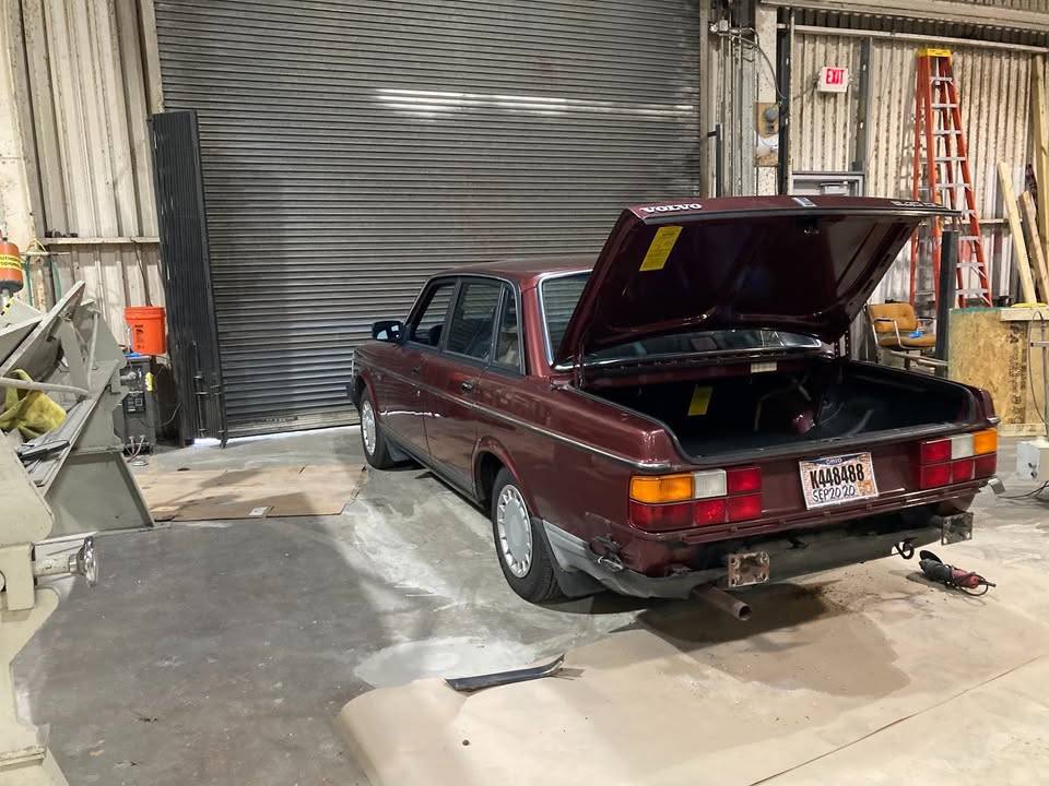 Volvo-240-1989-red-7