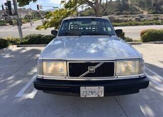 Volvo-240-1990-white-2
