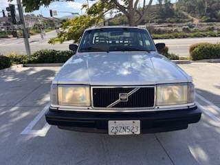 Volvo-240-1990-white-2