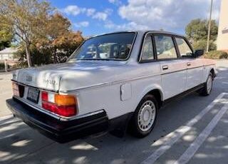 Volvo-240-1990-white-3