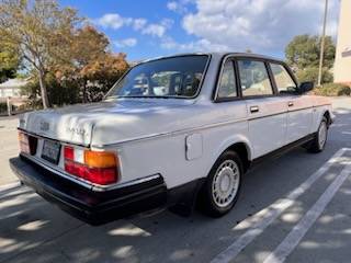 Volvo-240-1990-white-3