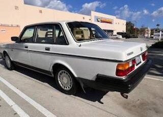 Volvo-240-1990-white