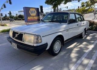 Volvo-240-1990-white-4