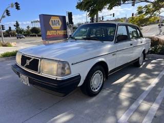 Volvo-240-1990-white-4
