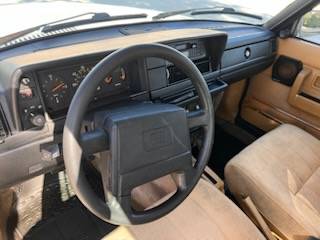 Volvo-240-1990-white-6
