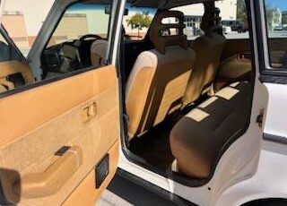 Volvo-240-1990-white-7