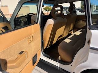 Volvo-240-1990-white-7