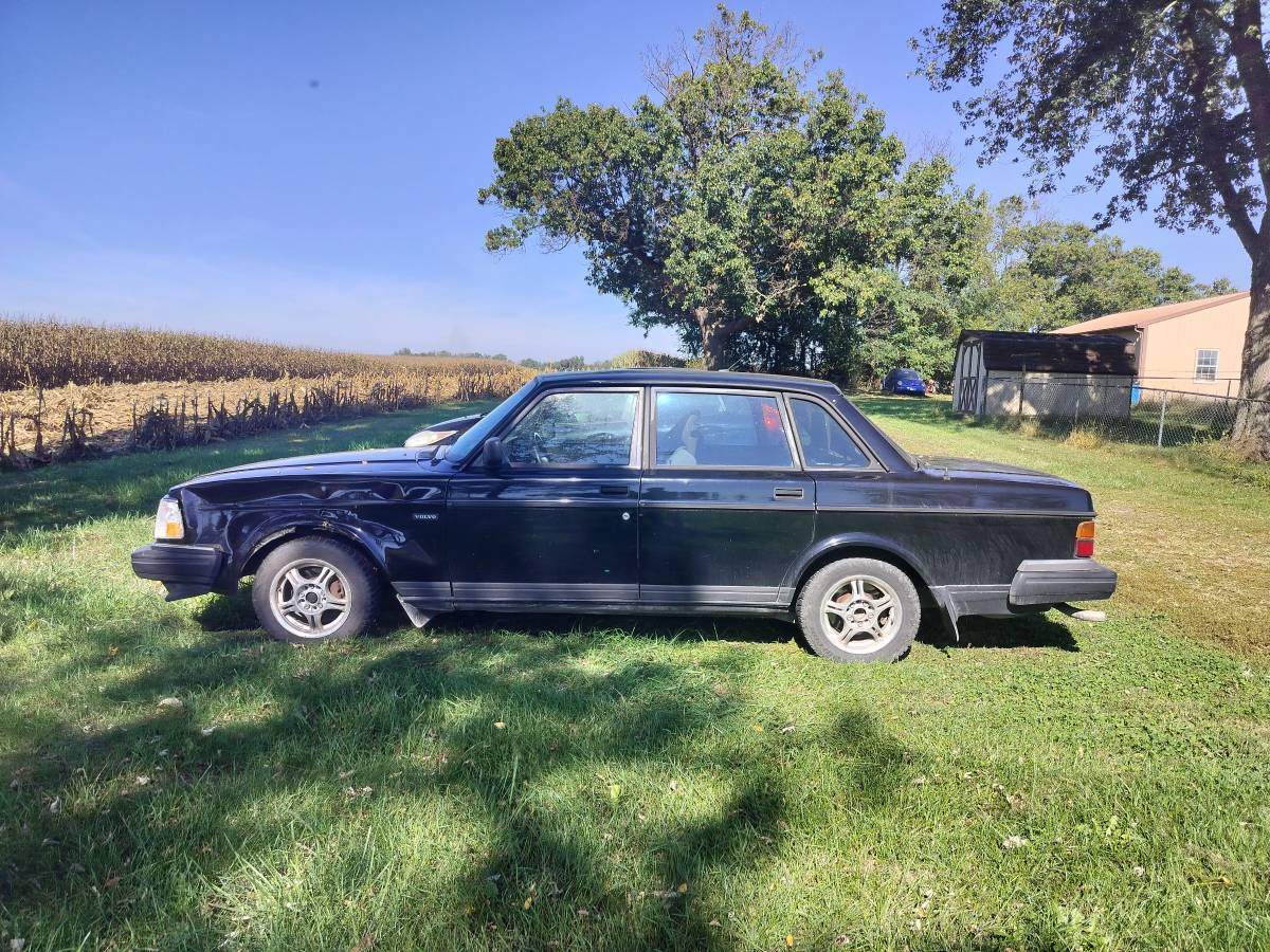 Volvo-240-1992-black-3