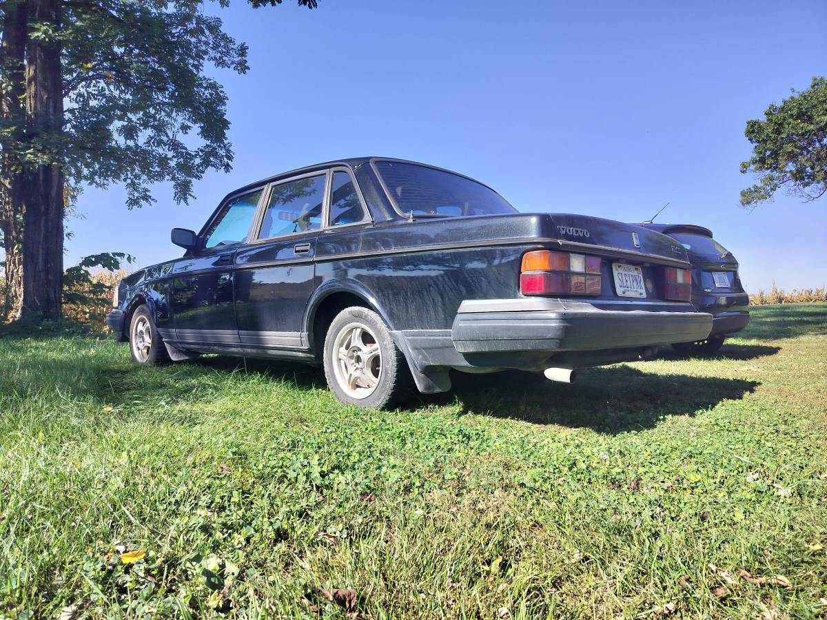 Volvo-240-1992-black-4