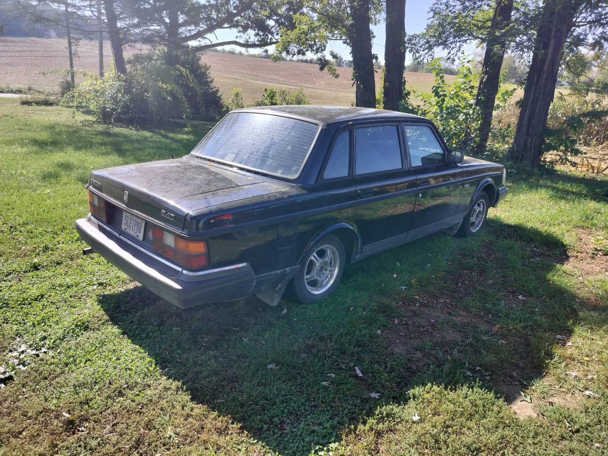Volvo-240-1992-black-5