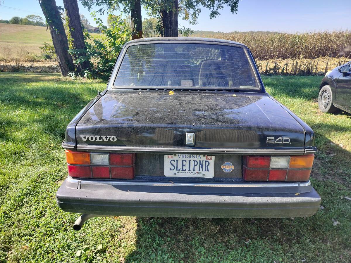 Volvo-240-1992-black-6