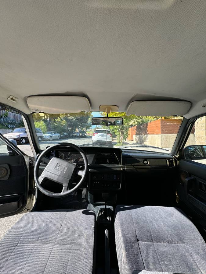 Volvo-240-1992-white-2