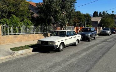 Volvo-240-1992-white