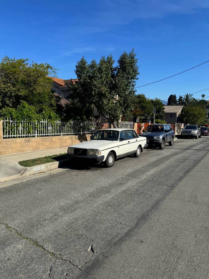 Volvo-240-1992-white