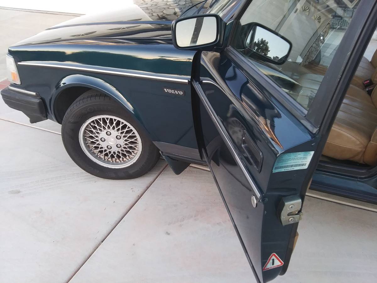 Volvo-240-1993-green-2