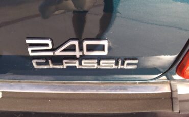 Volvo-240-1993-green-3
