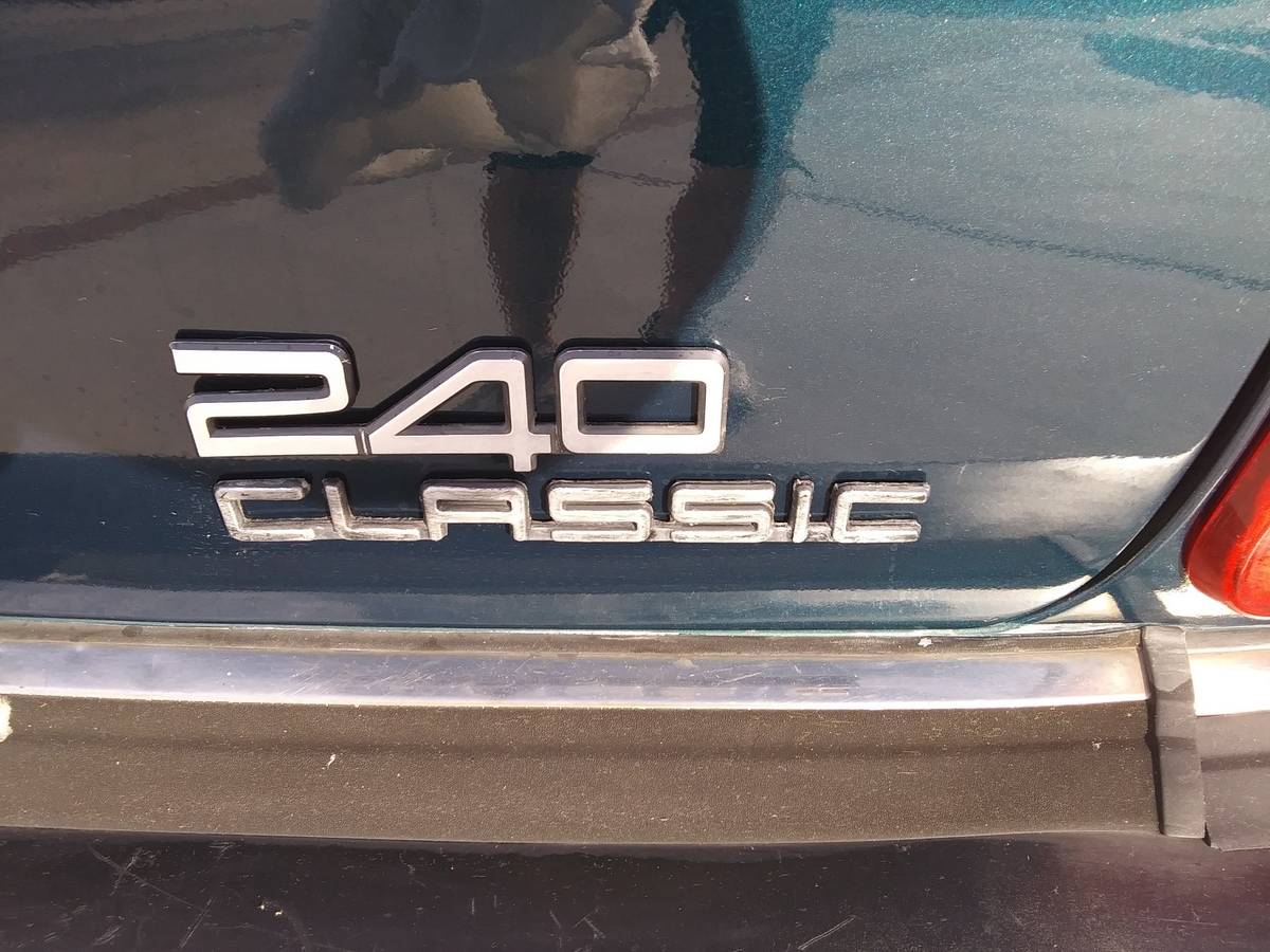 Volvo-240-1993-green-3