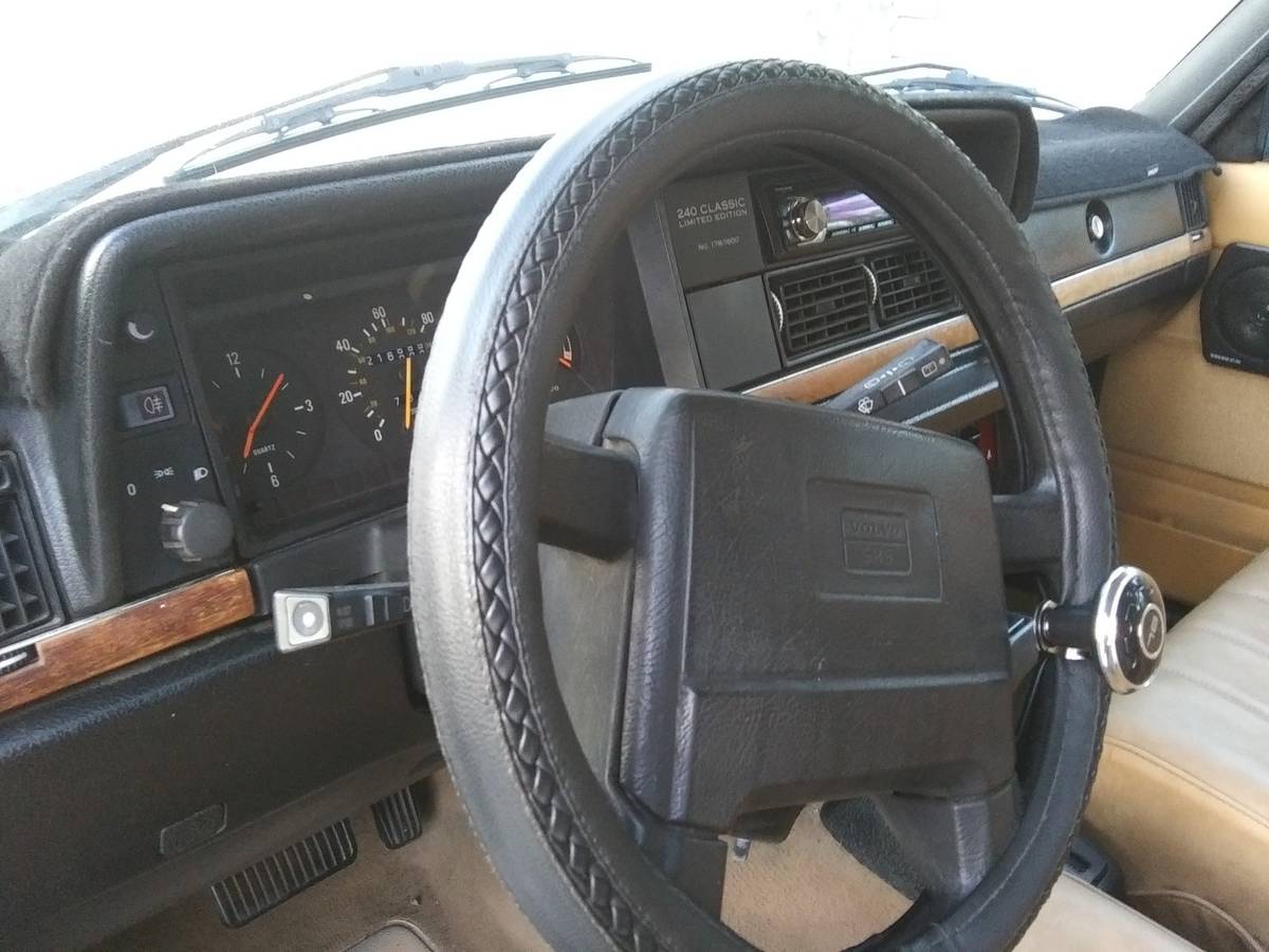 Volvo-240-1993-green-9