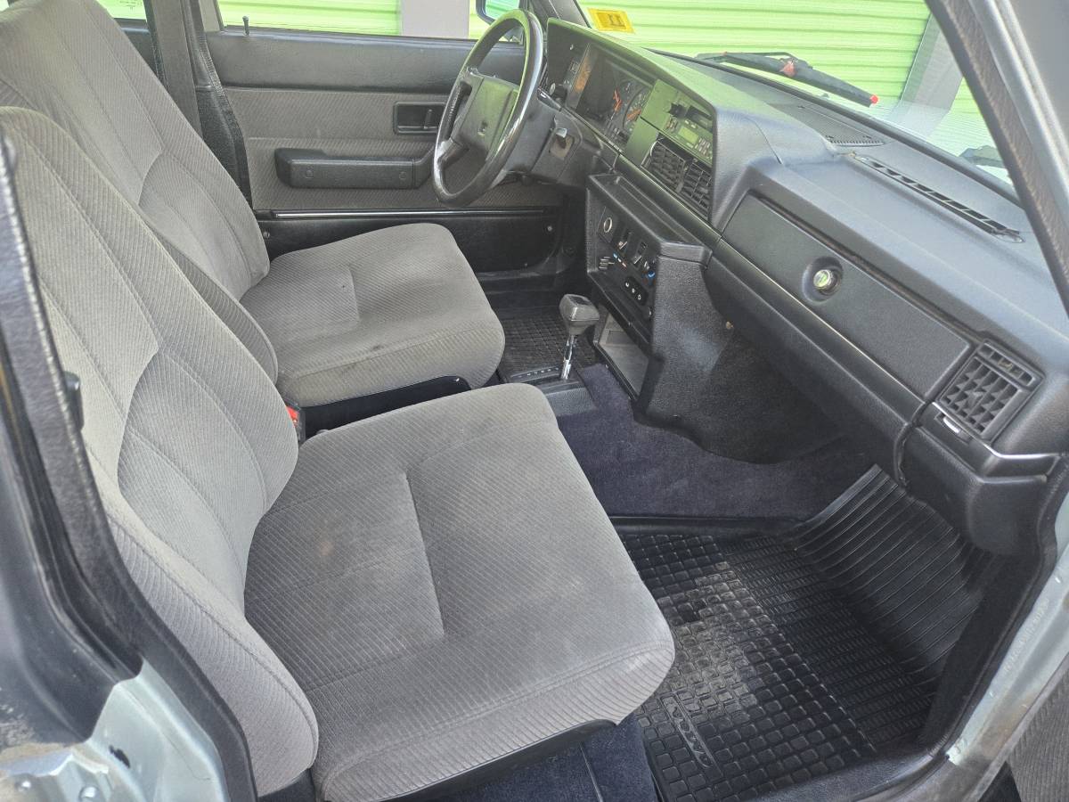Volvo-240-dl-1987-12