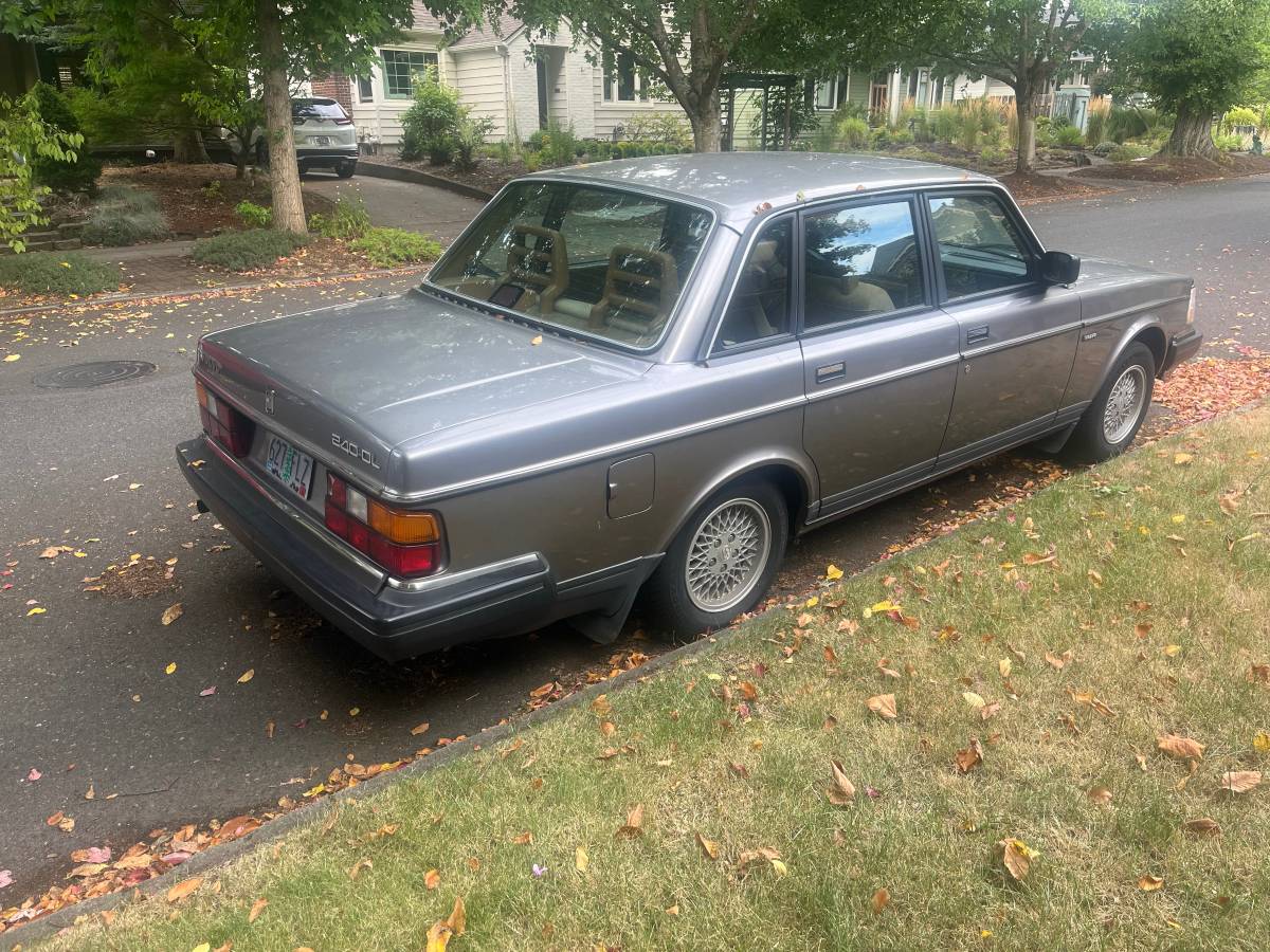 Volvo-240-sedan-1991-1