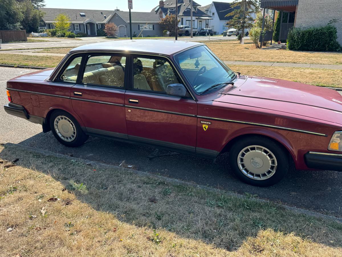 Volvo-240-series-1988-red-3
