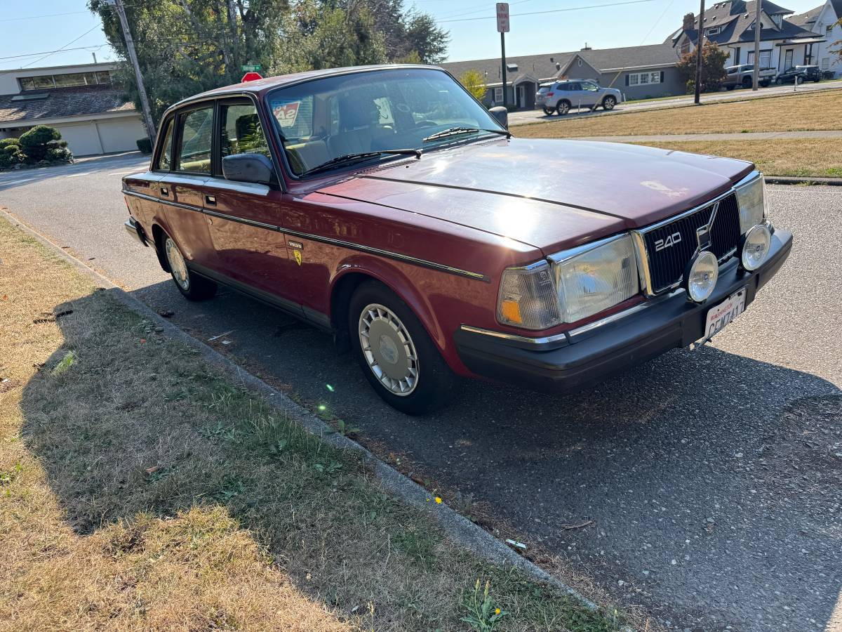 Volvo-240-series-1988-red-4