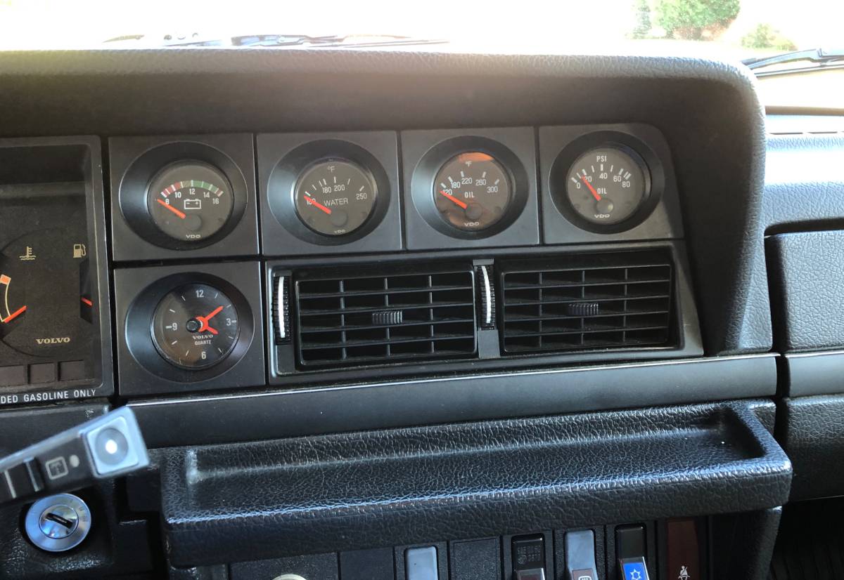 Volvo-240-series-1993-red-17