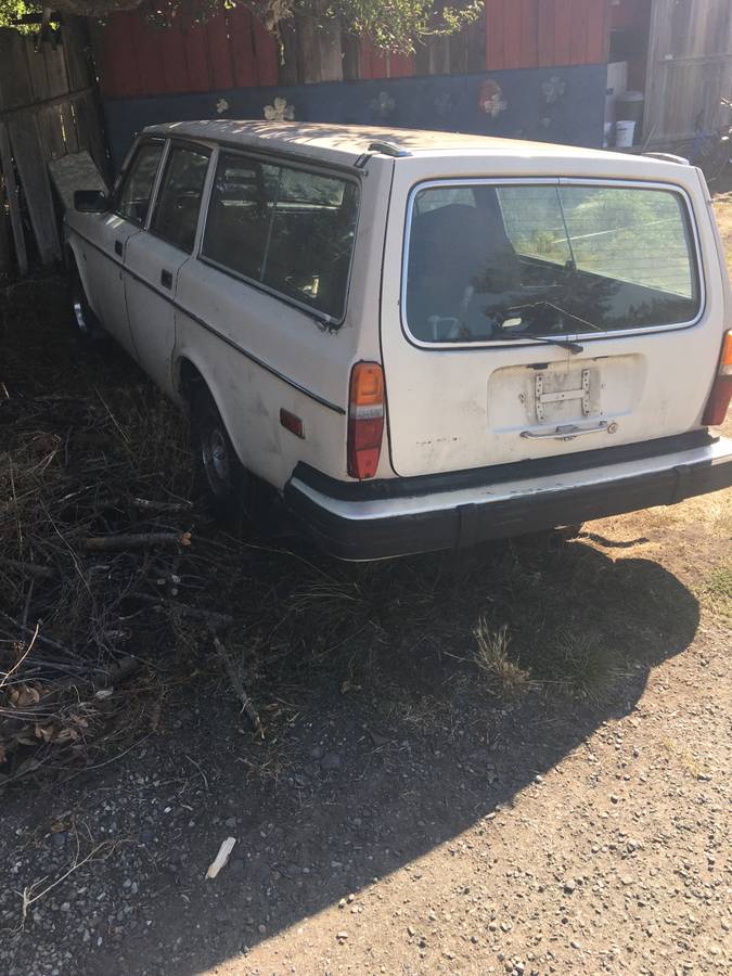 Volvo-240-wagon-1980-brown