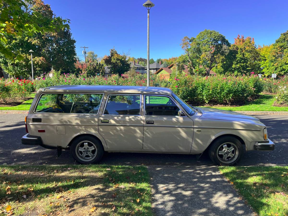 Volvo-245-1979-brown-1