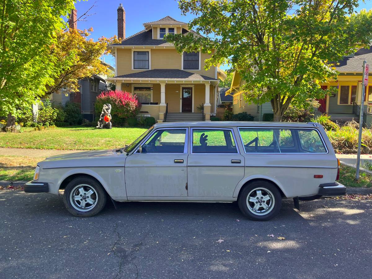 Volvo-245-1979-brown-3