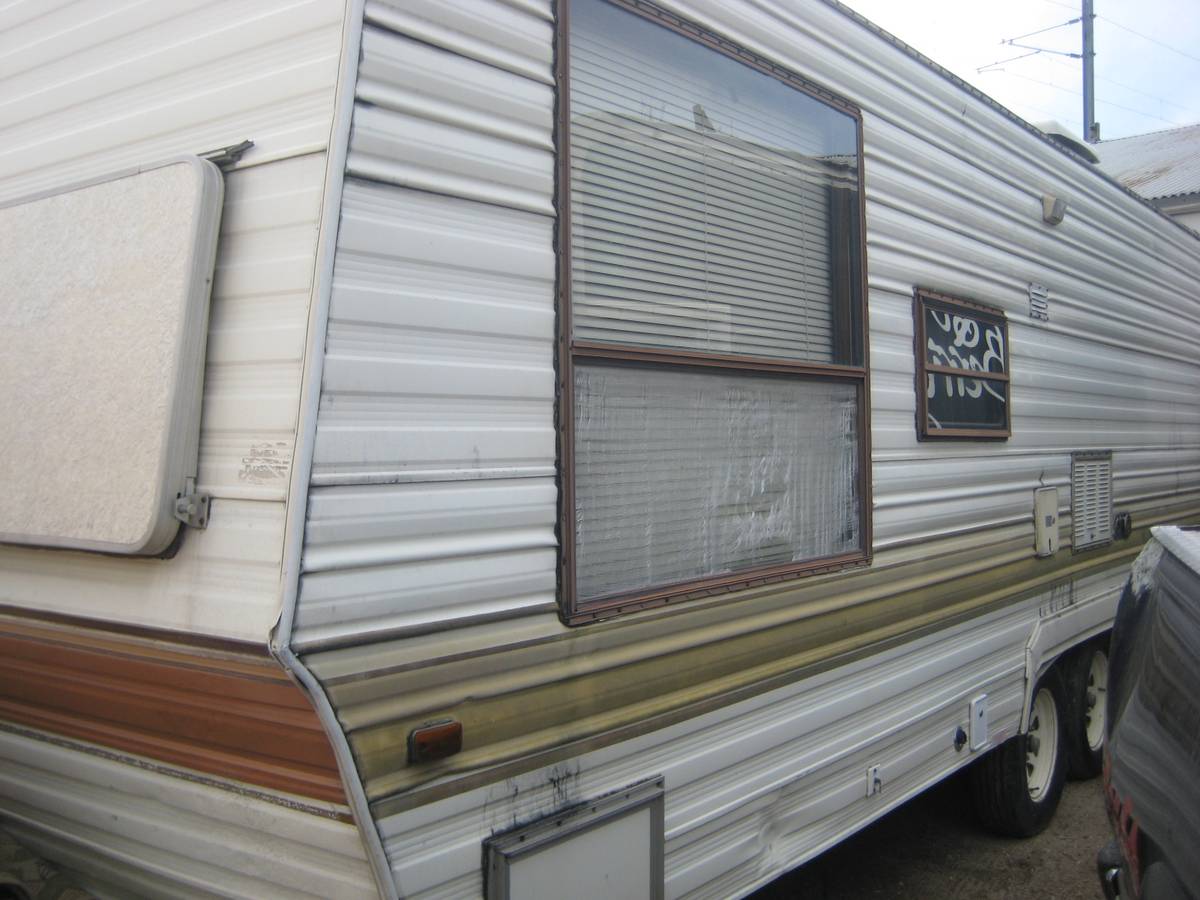 Wilderness-fleetwood-camp-trailer-1986-white-1