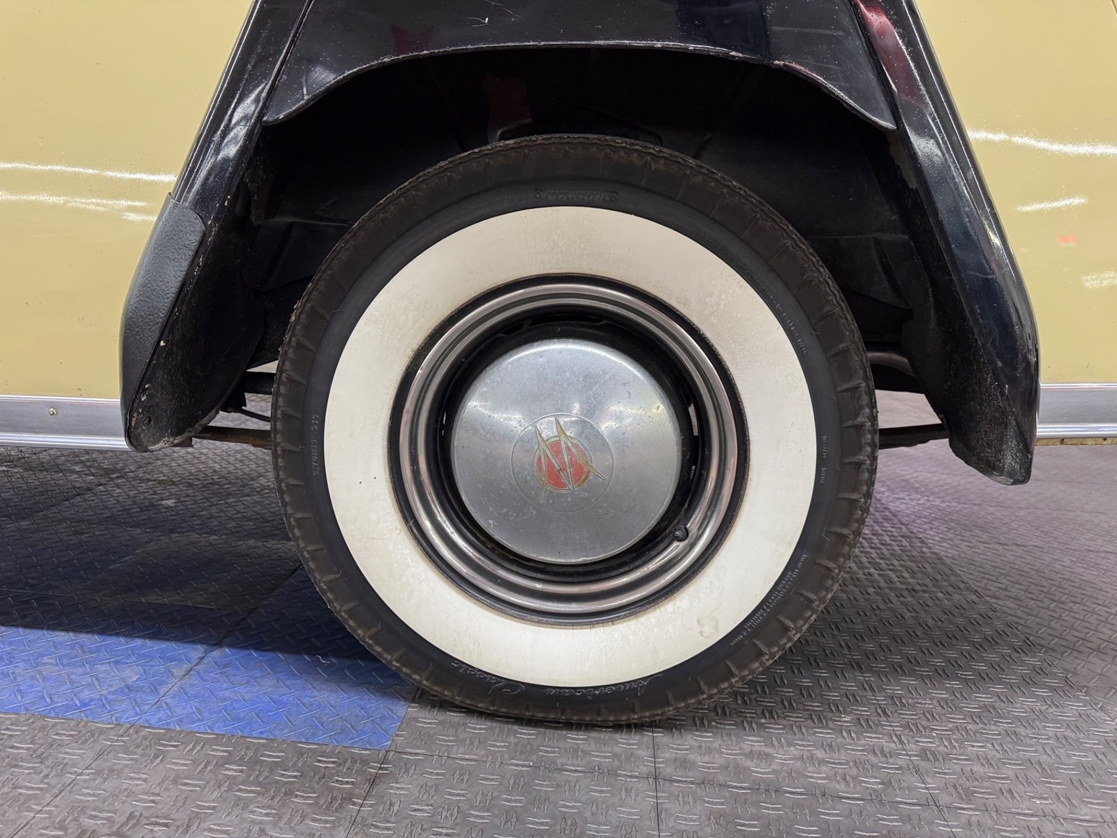 Willys-Jeepster-1950-21