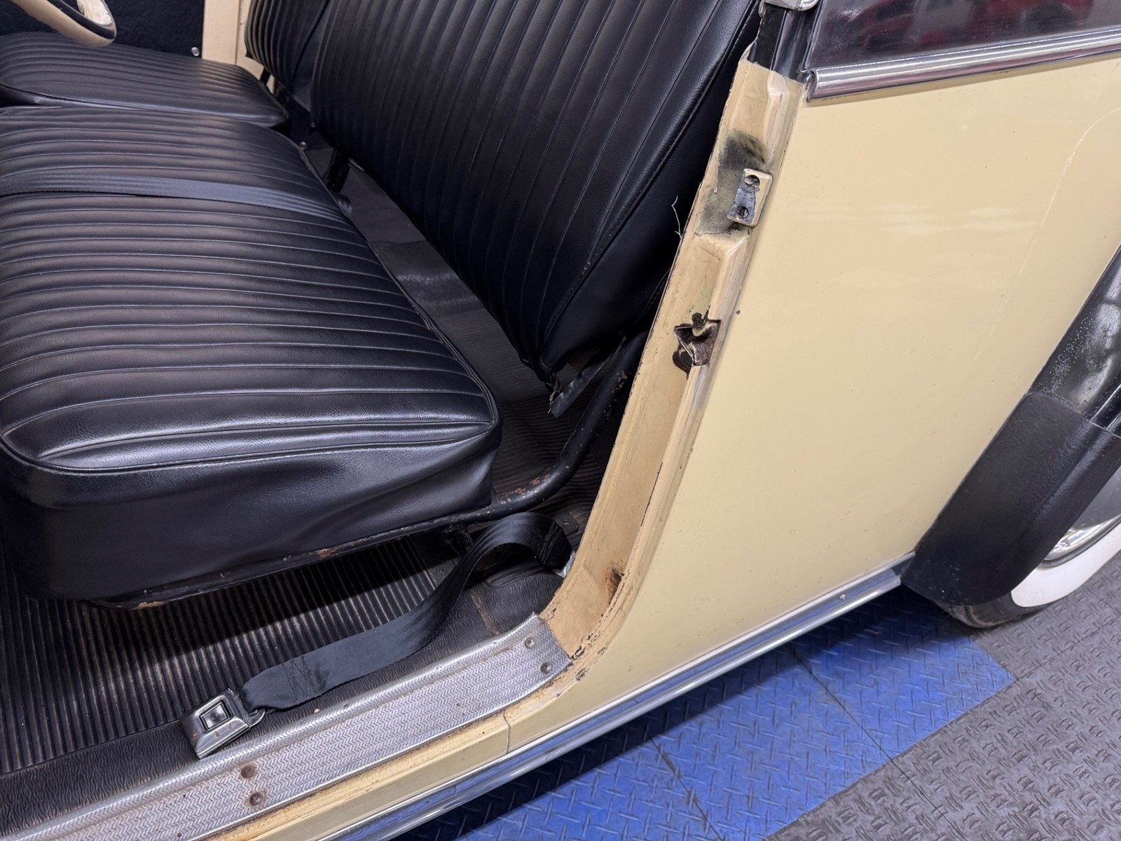 Willys-Jeepster-1950-30