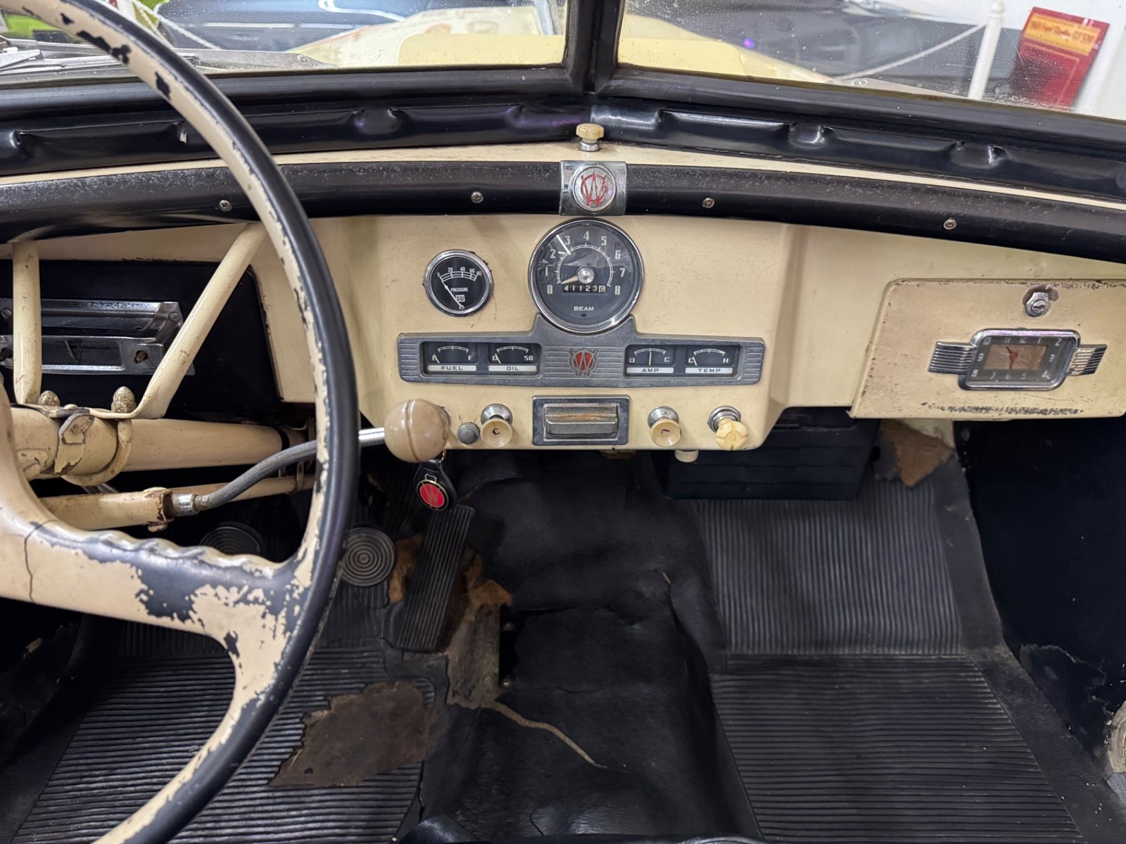 Willys-Jeepster-1950-33