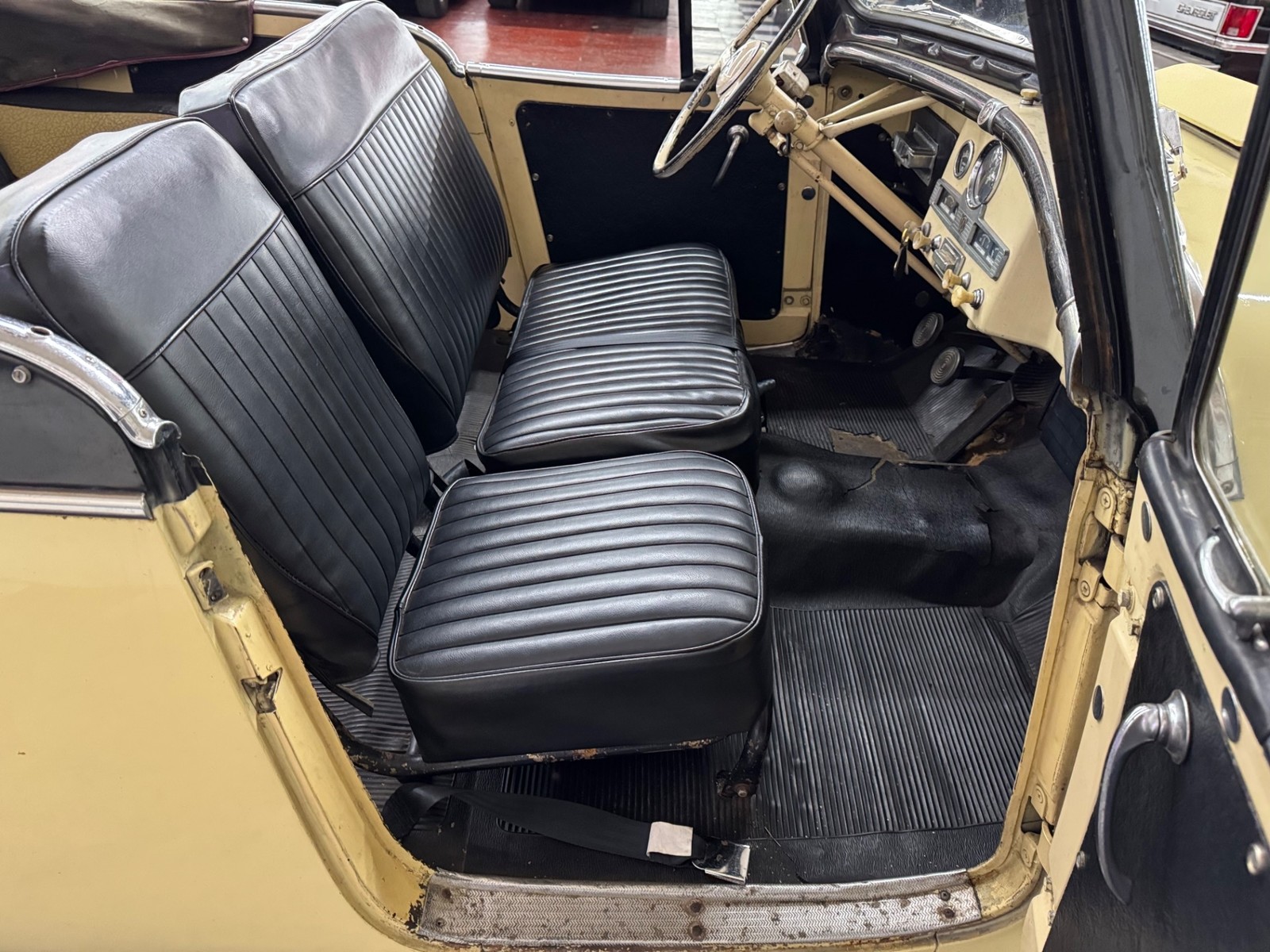 Willys-Jeepster-1950-37