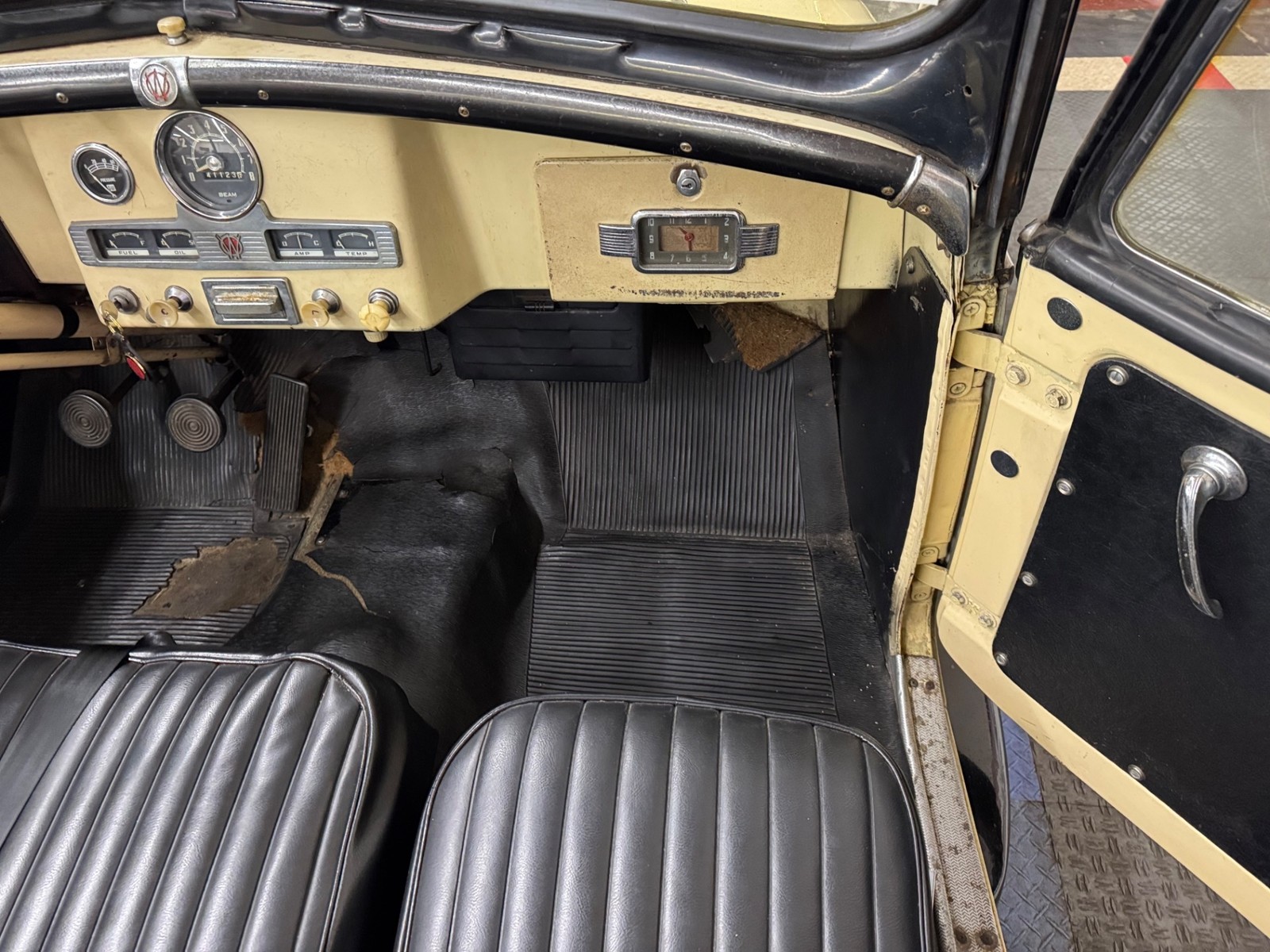 Willys-Jeepster-1950-38