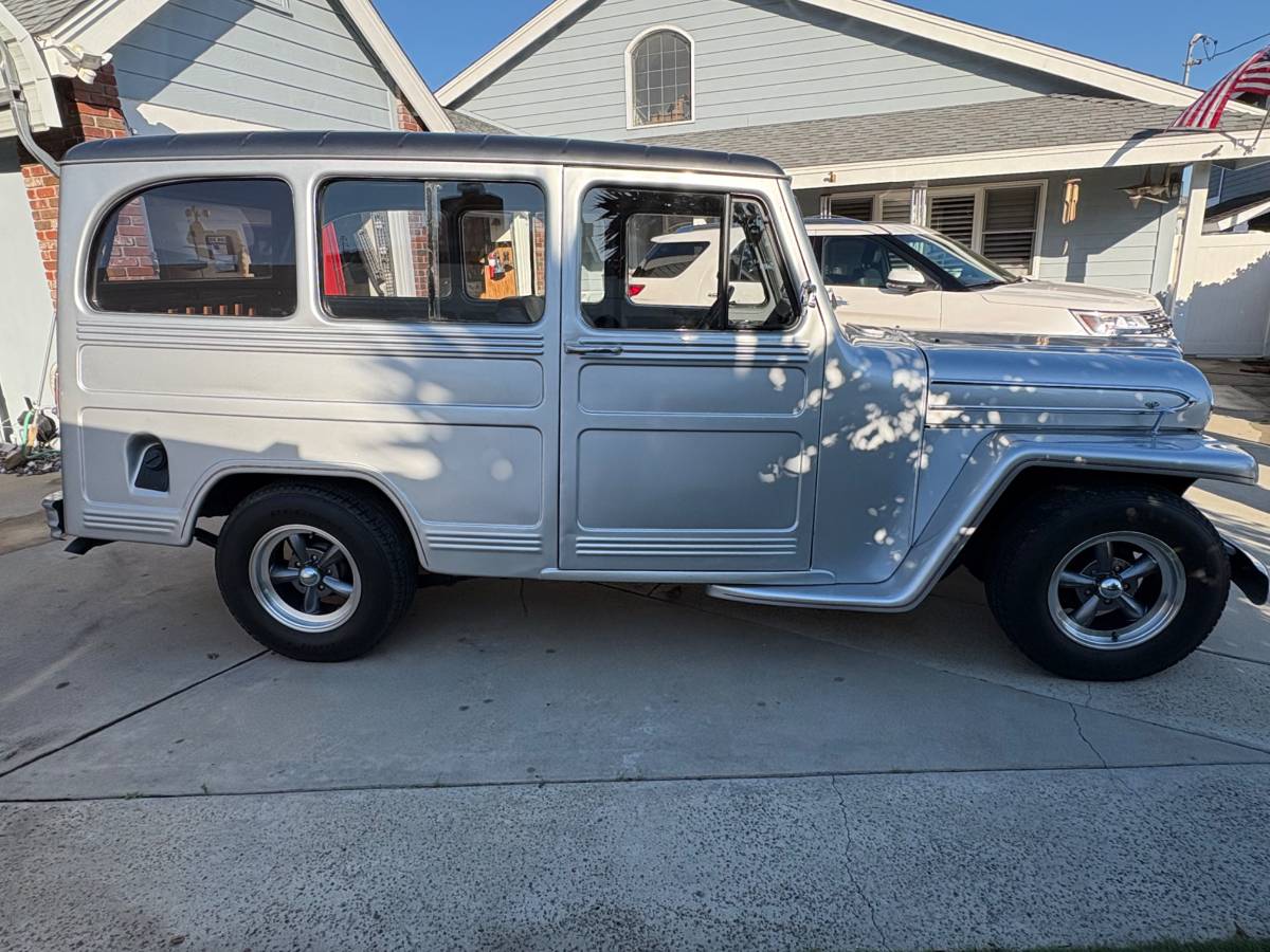 Willys-jeep-overland-wagon-1962-grey-1