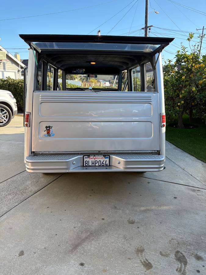Willys-jeep-overland-wagon-1962-grey-9