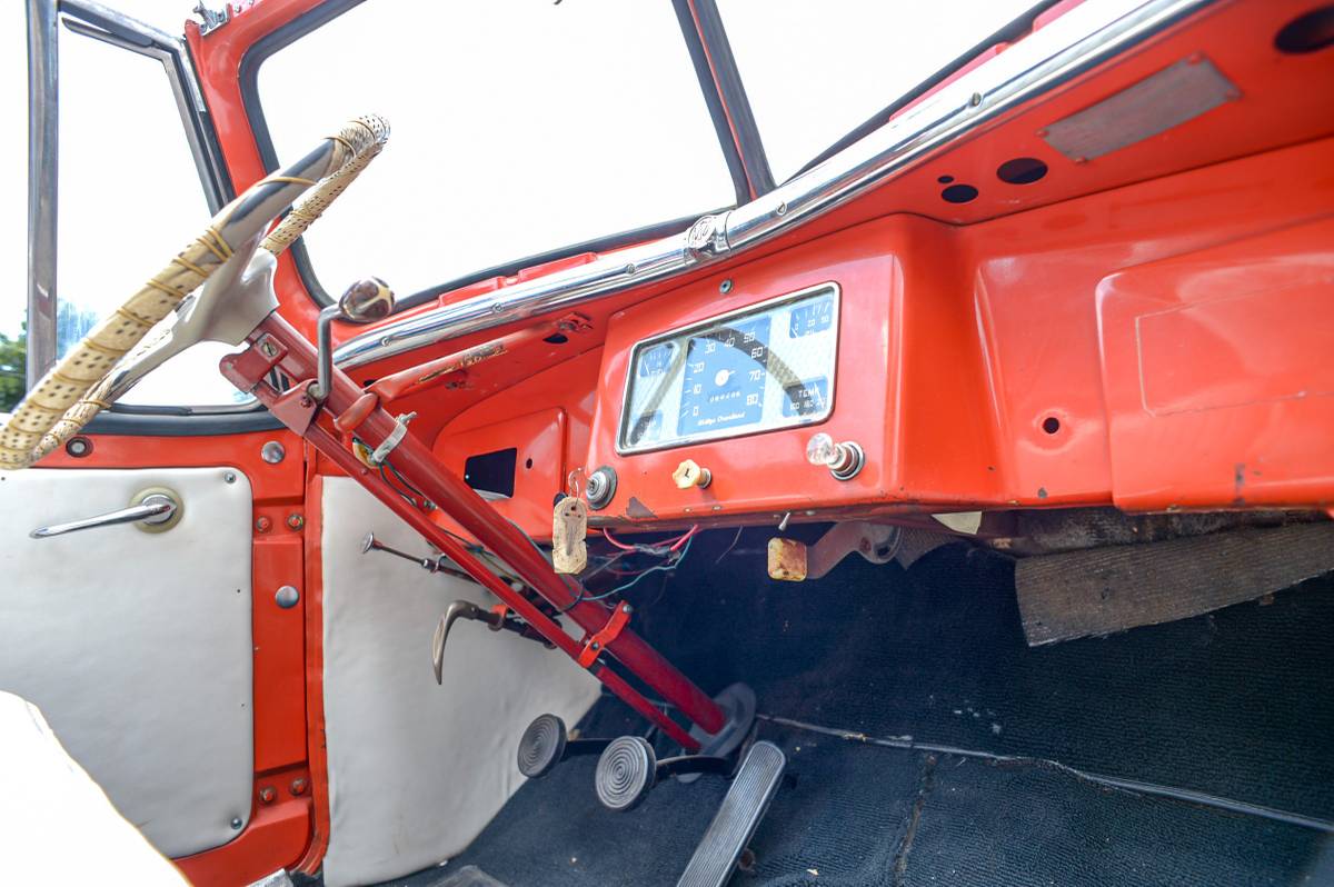 Willys-jeepster-1948-orange-4