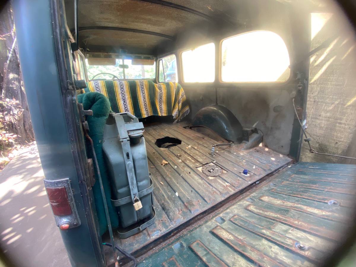 Willys-wagon-1953-green-4