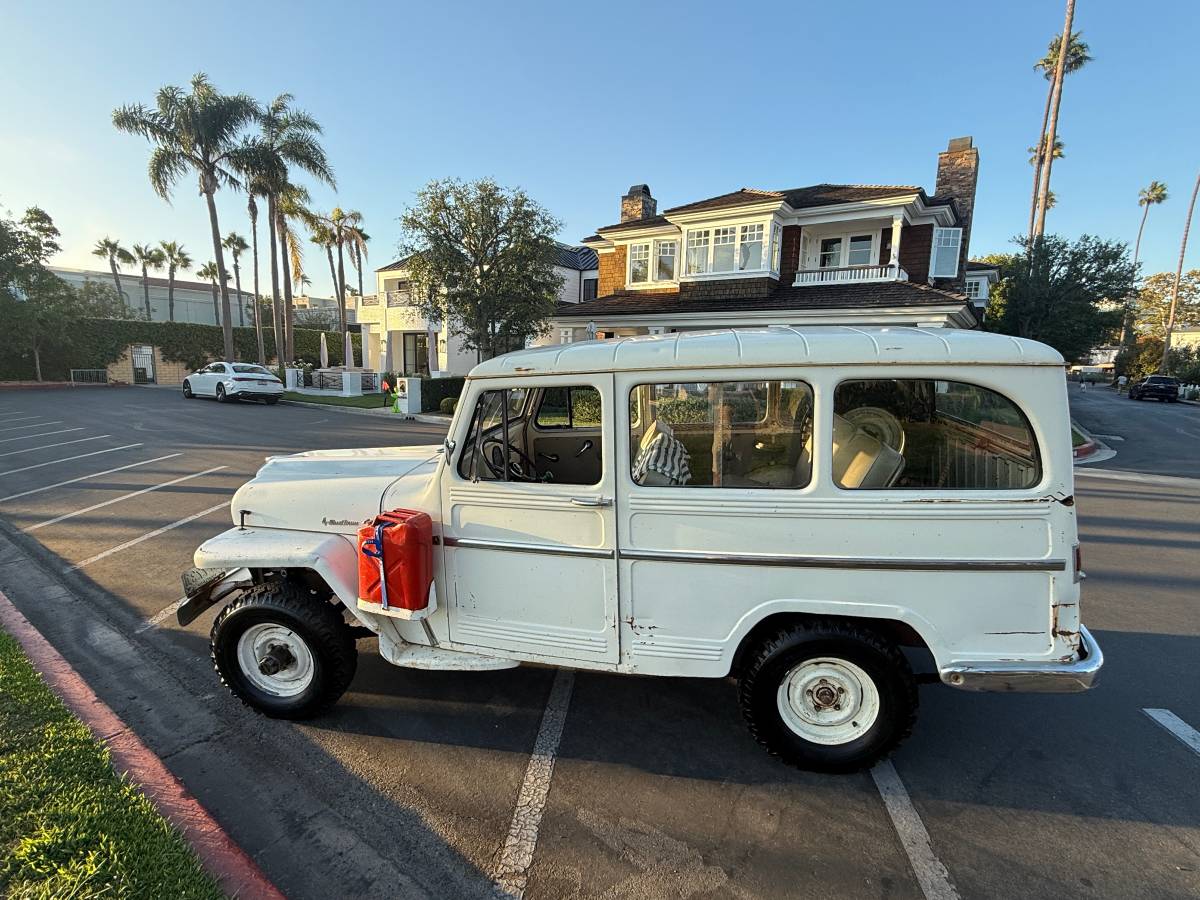 Willys-wagon-1962-white-1