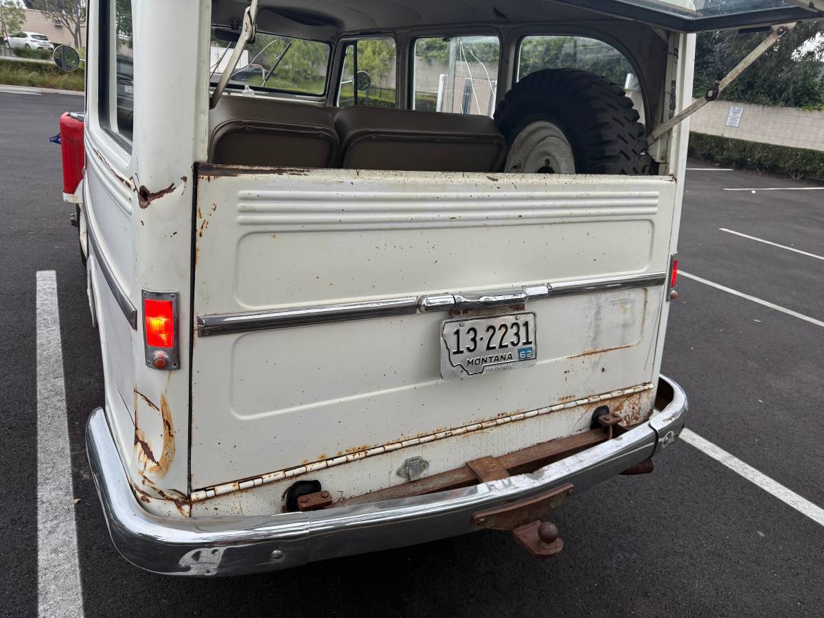 Willys-wagon-1962-white-12