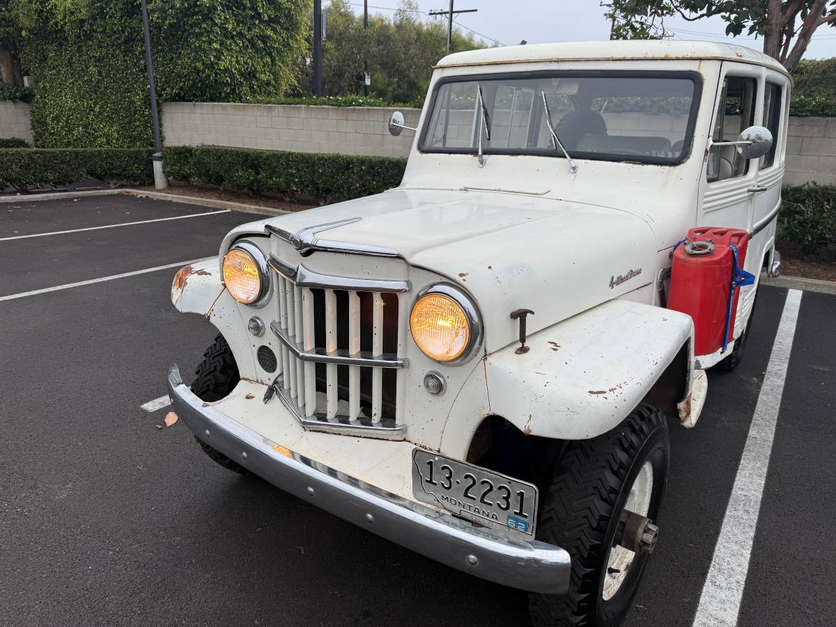 Willys-wagon-1962-white-14