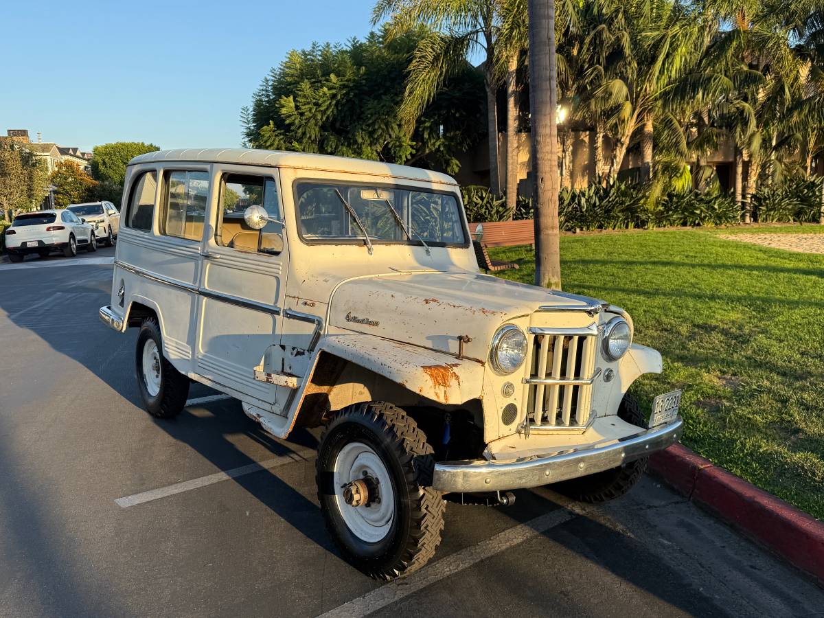 Willys-wagon-1962-white-15