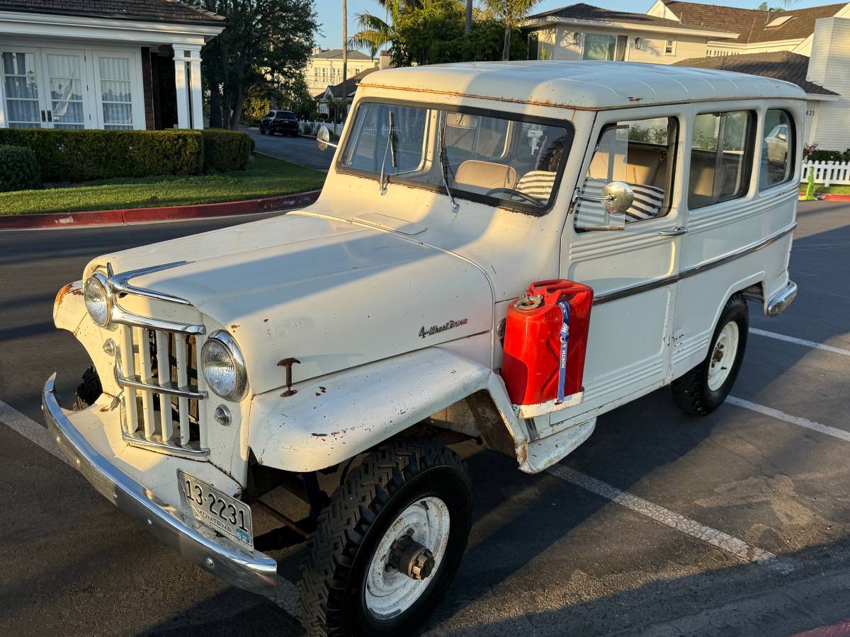 Willys-wagon-1962-white-16